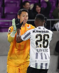 京都対神戸　PK戦で京都に勝利しタッチを交わす前川(左)とJパトリッキ(撮影･白石智彦)