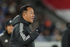 前半、選手に指示を出す町田の黒田剛監督=内田光撮影