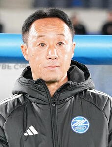 横浜対町田　試合前、ベンチ前に立つ町田黒田監督(撮影･江口和貴)