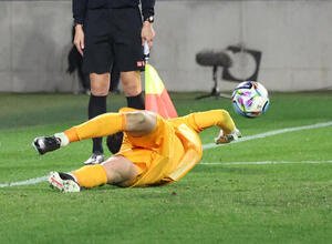 京都対神戸　京都1人目のRエリアスのPKを止める神戸GK前川(撮影･白石智彦)