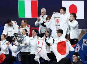 吉田(左)、森田組に声援を送る日本の選手たち(撮影･前田充)