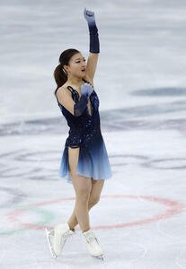 団体女子SPの演技を終え、拳を握る坂本(撮影･前田充)