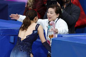 団体女子SPで演技を終えた坂本(左)を迎える中野コーチ(撮影･前田充)