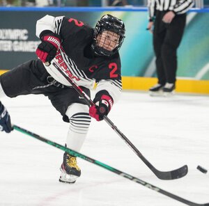 第2ピリオド、シュートを放つ日本の小池詩織(2)＝竹花徹朗撮影