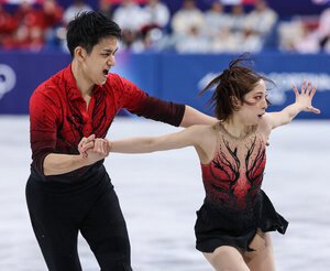 フィギュアスケート団体、ペアSPで演技する三浦璃来、木原龍一組＝西岡臣撮影