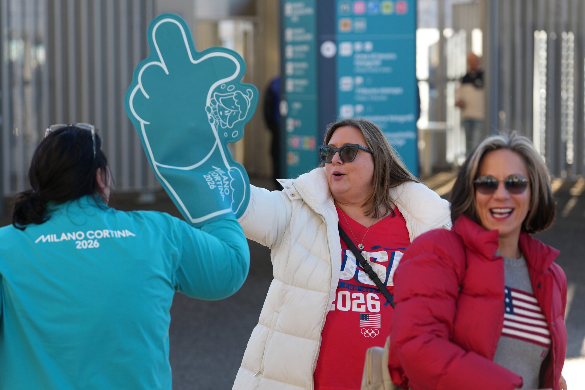 ミラノ･コルティナ五輪の開会式の会場となっているジュゼッペ･メアッツァ競技場(通称サンシーロ)に向かう観客=2026年2月6日午後4時12分、イタリア･ミラノ、竹花徹朗撮影