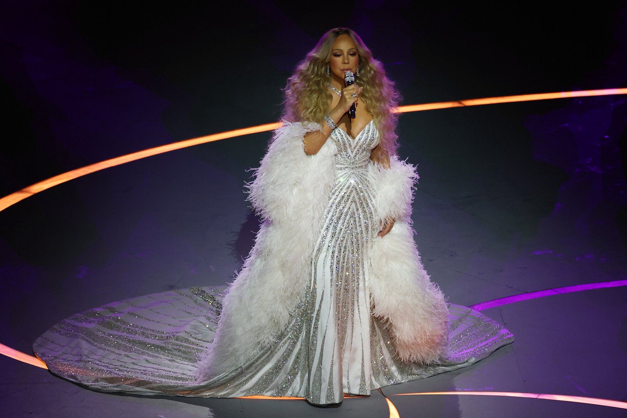 開会式で｢青く塗られた青の中で｣をイタリア語で歌う米国の歌手、マライア･キャリーさん=2026年2月6日午後8時15分、イタリア･ミラノ、竹花徹朗撮影