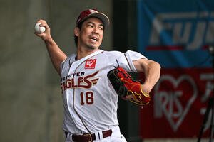 ブルペンで投球練習をする楽天前田健(撮影･滝沢徹郎)