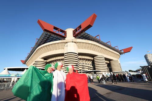 開会式の開始を待つ観客ら(撮影･前田充)
