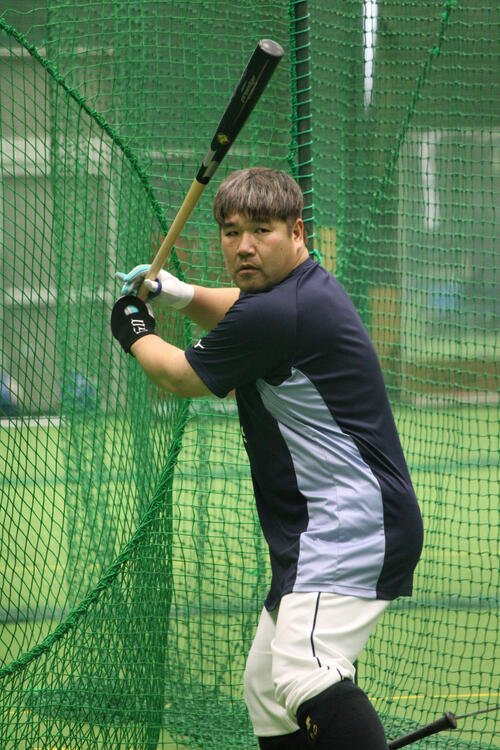 半袖で打ち込む西武中村剛(撮影･金子真仁)