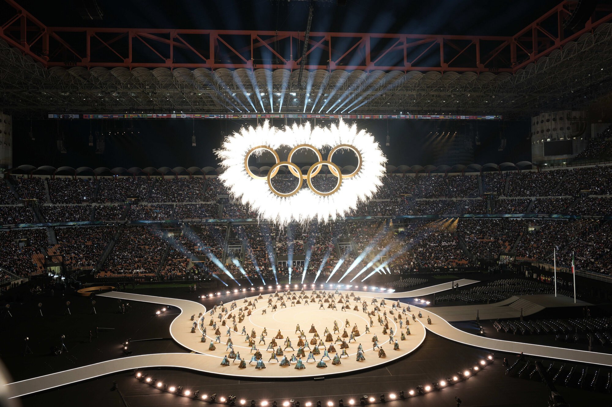 開会式では輪っかのオブジェで五輪マークが表現された=2026年2月6日午後8時38分、イタリア･ミラノ、竹花徹朗撮影