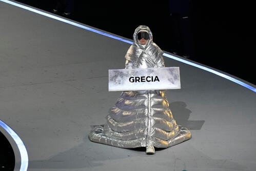 ギリシャ選手団の入場時、先導役だけが登場(AP)