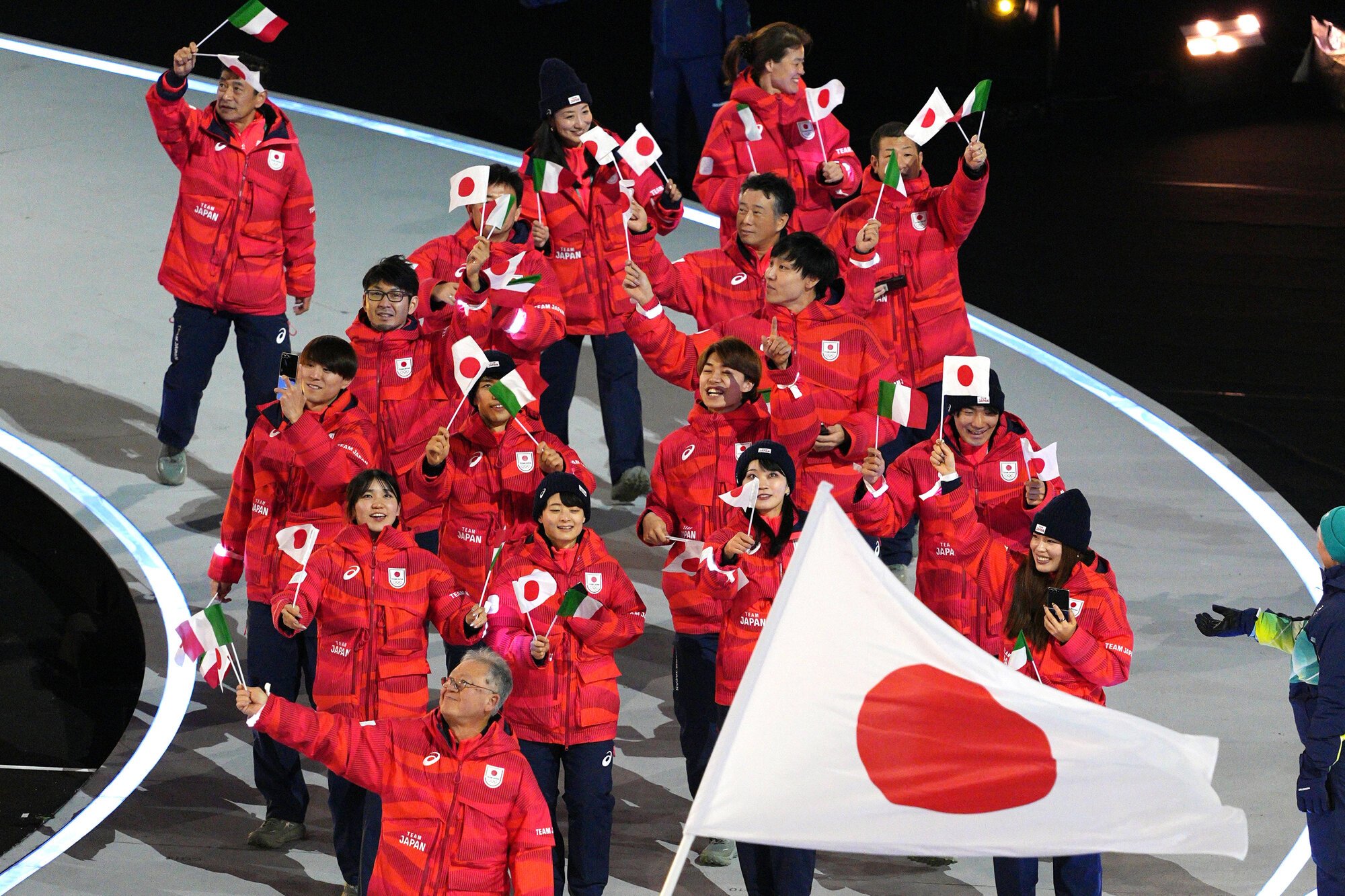 開会式で入場する日本の選手たち=2026年2月6日午後9時23分、イタリア･ミラノ、竹花徹朗撮影