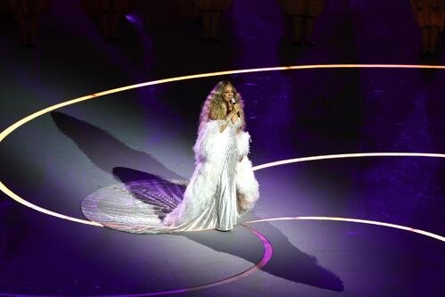 ミラノ･コルティナ冬季五輪の開会式で歌声を披露するマライア･キャリー(撮影･前田充)