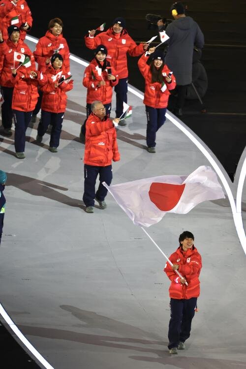 開会式で行進する日本選手団。旗手を務めるのはスピードスケートの森重(撮影･前田充)