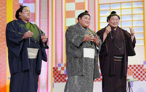 NHK福祉大相撲のお楽しみ歌くらべで熱唱する熱海富士を見守る、左から平戸海、伯乃富士、若元春(撮影･小沢裕)