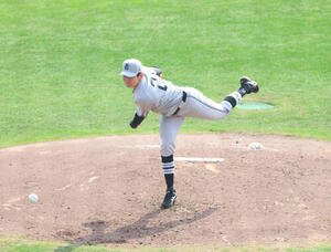 ライブ打撃練習で投球する巨人竹丸(撮影･増田悦実)