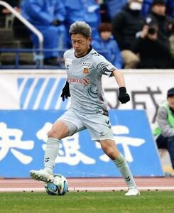 甲府対福島　前半、シザースを見せる福島カズ(撮影･山本朝陽)