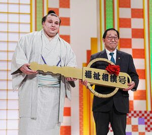 NHK福祉大相撲で社会福祉法人の関係者に｢福祉相撲号｣のキーを贈呈する安青錦(撮影･小沢裕)