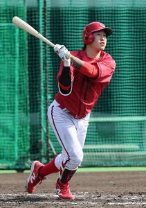 シート打撃で高橋から右越え本塁打を放つ広島小園(撮影･加藤孝規)