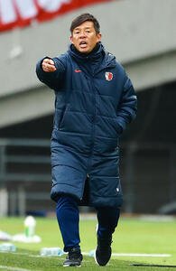 東京対鹿島　指示を出す鹿島鬼木監督(撮影･野上伸悟)