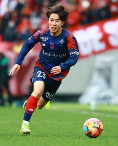 東京対鹿島　後半、ドリブルする東京佐藤龍(撮影･野上伸悟)