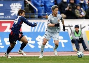 甲府対福島　前半、ドリブルで仕掛ける福島カズ(右)(撮影･山本朝陽)