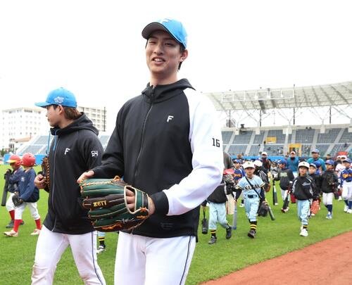 少年野球教室に参加する日本ハム達(撮影･黒川智章)