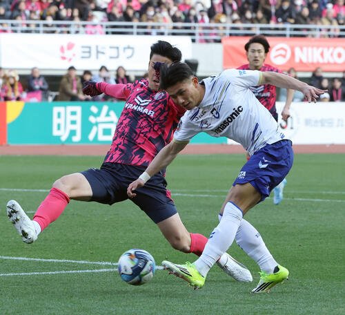 C大阪対G大阪　前半、シュートを放つG大阪南野(撮影･上田博志)