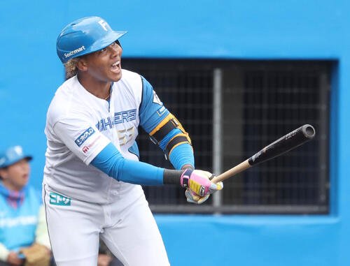 日本ハム紅白戦　3回裏白組無死、右中間に本塁打を放つ水谷(撮影･黒川智章)