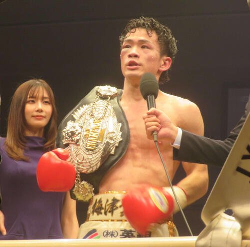 引き分けで初防衛に成功した日本バンタム級王者梅津奨利(中央)