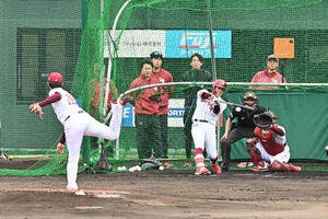 ライブBPで安打性の打球を放つ楽天鈴木大。投手荘司(撮影･滝沢徹郎)