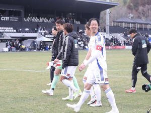 栃木シティ対仙台　勝利に喜ぶチームメートとサポーターを笑顔で見つめるDF菅田(撮影･高橋香奈)