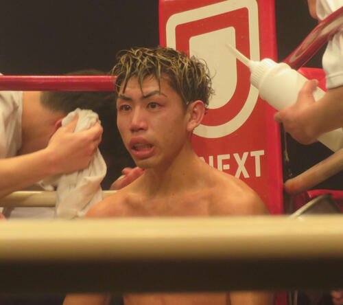 6回にダウンを喫して判定負けし、WBOアジア･パシフィック･スーパーバンタム級王座から陥落した村田昴