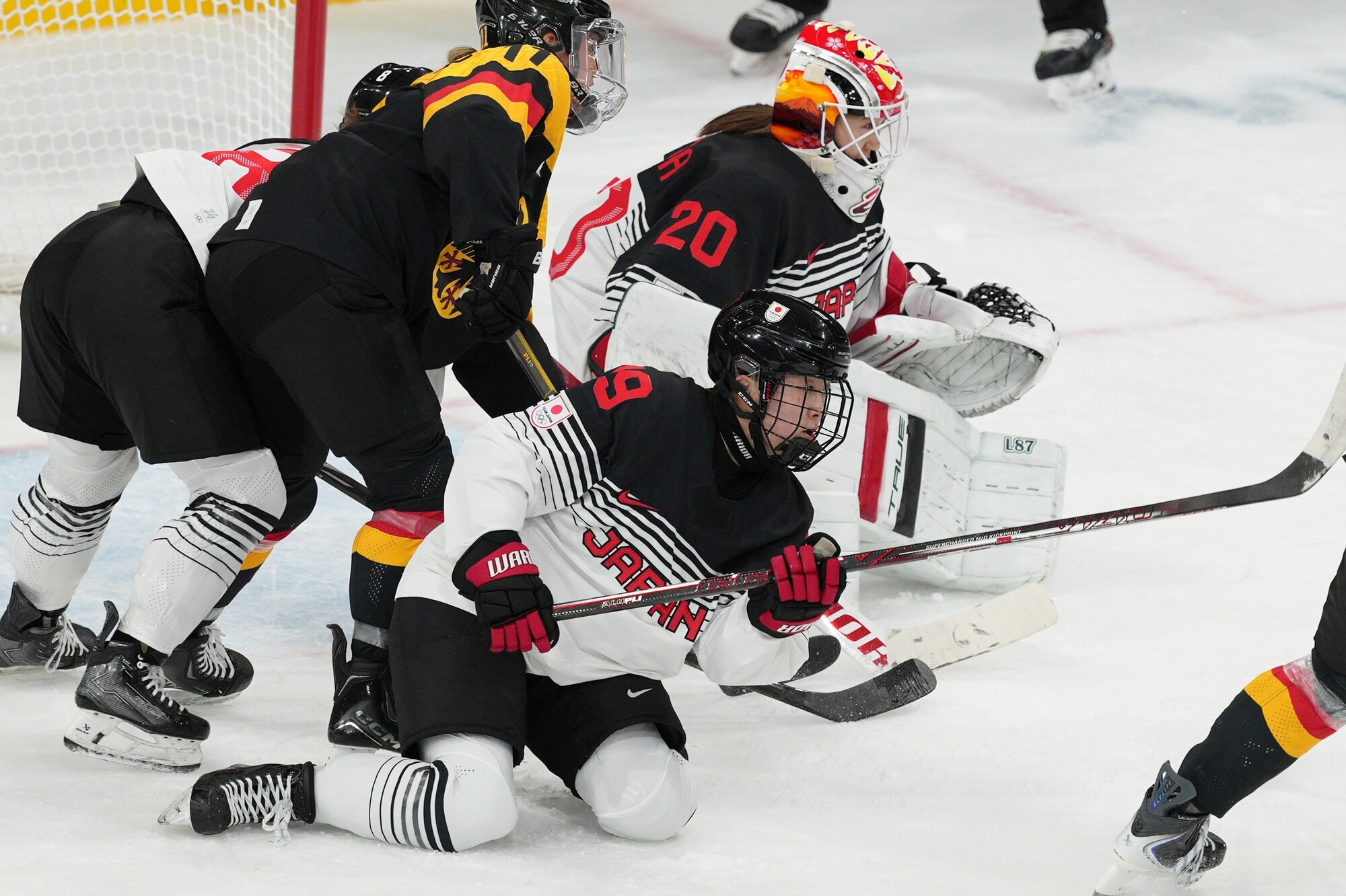 第1ピリオド、ゴール前で守る伊藤麻琴(手前)ら日本代表の選手たち＝竹花徹朗撮影