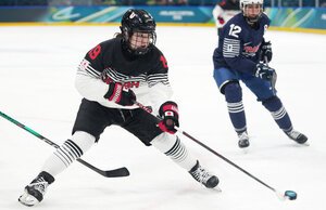 フランス戦の第2ピリオド、ディフェンスをかいくぐりシュートを放つ日本の伊藤麻琴＝竹花徹朗撮影