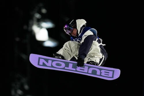 5日、男子ビッグエア予選に臨む長谷川帝勝(AP)