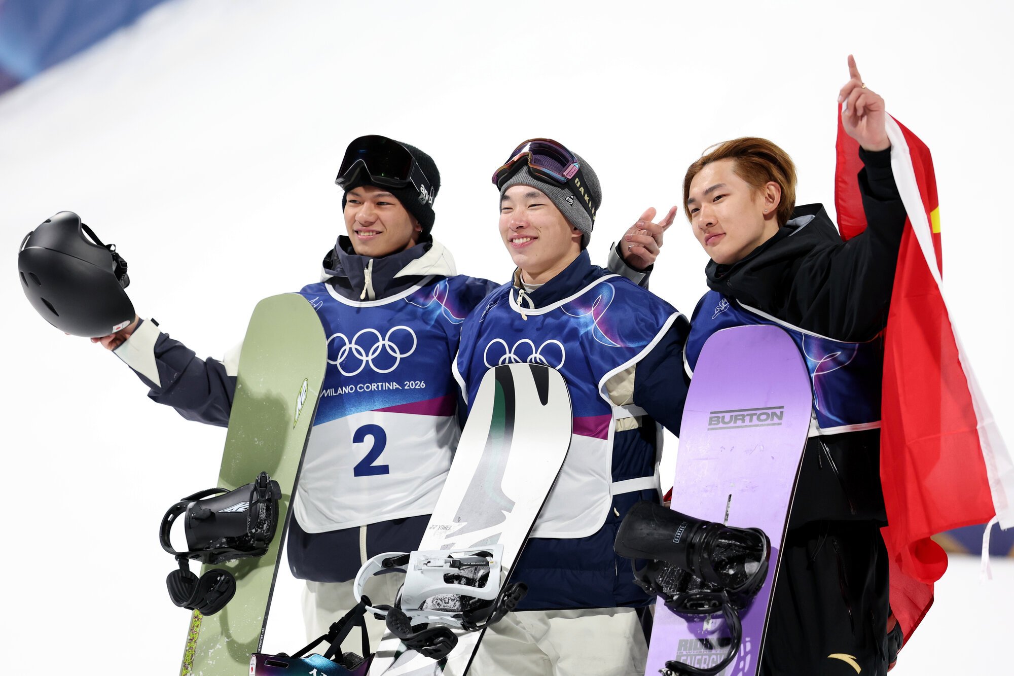 スノーボード男子ビッグエア決勝で優勝し笑顔の木村葵来(中央)。左は2位の木俣椋真=関田航撮影