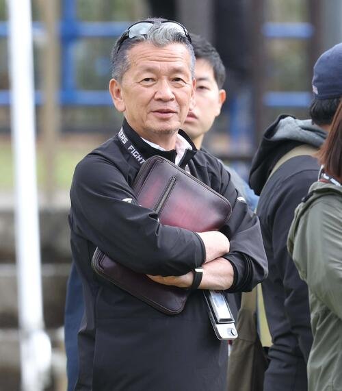 キャンプの視察に訪れた日本ハム小村球団社長(撮影･黒川智章)