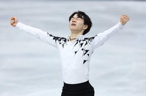 団体男子SPの演技を終え、ガッツポーズする鍵山(撮影･前田充)