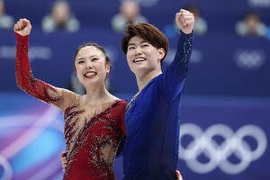 団体アイスダンス･フリーダンスの演技を終え、観客の歓声に応える吉田(左)、森田組(撮影･前田充)