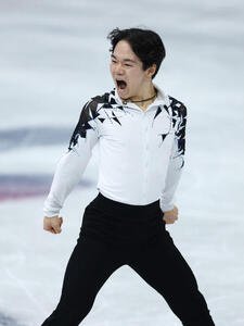 団体男子SPで演技する鍵山(撮影･前田充)