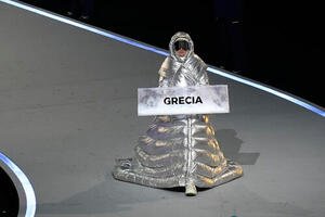 ギリシャ選手団の入場時、先導役だけが登場(AP)