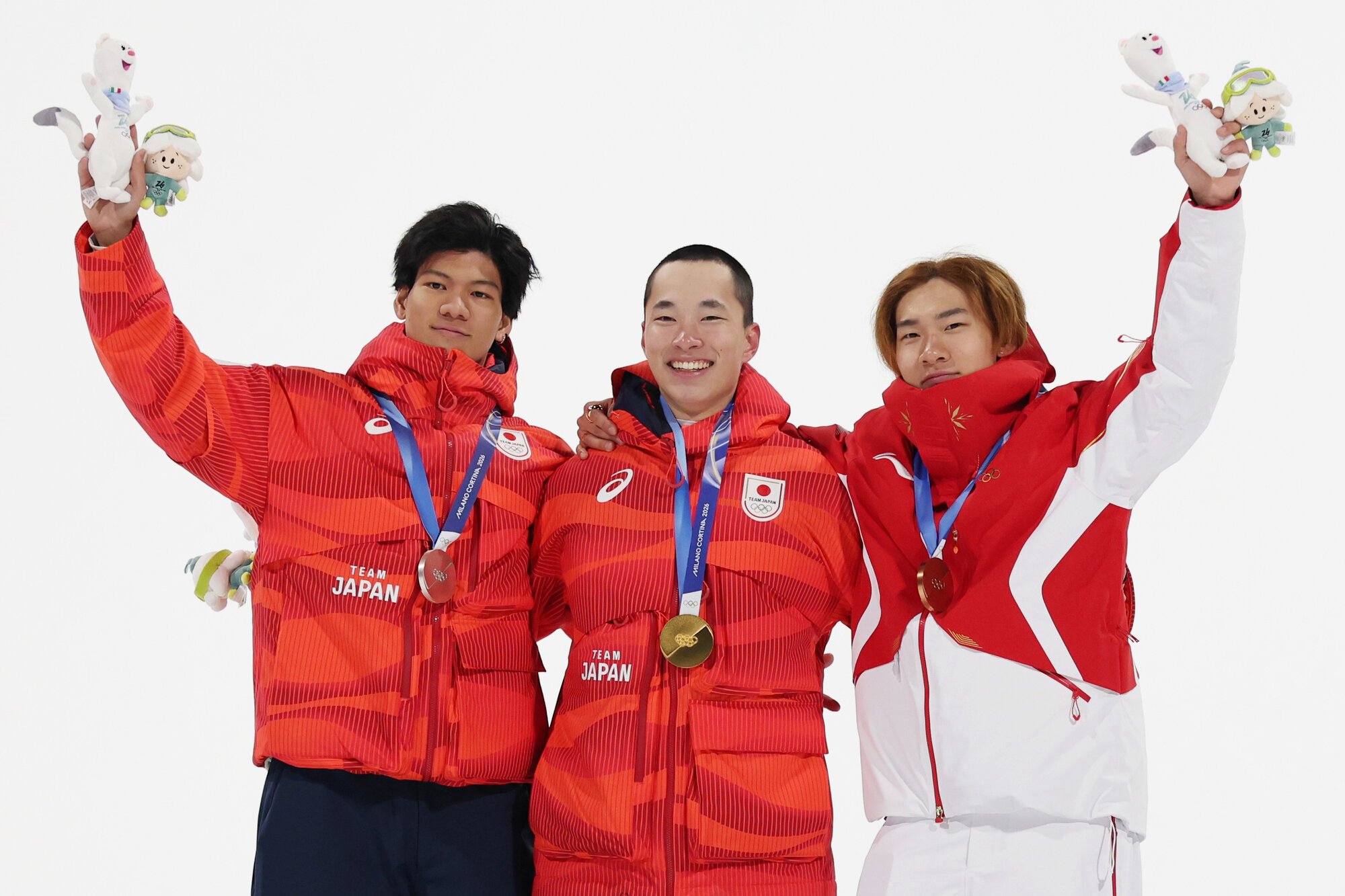 スノーボード男子ビッグエア決勝で、金メダルを獲得した木村葵来(中央)と銀メダルの木俣椋真(左)。右は銅メダルを獲得した中国の蘇翊鳴=関田航撮影