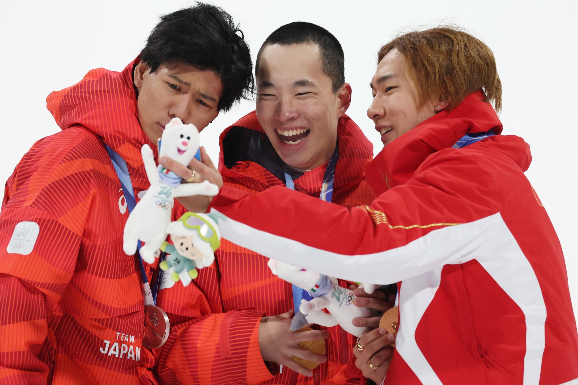 スノーボード男子ビッグエアの表彰式で、銅メダルの中国の蘇翊鳴(右)と記念撮影をして、笑顔を見せる金メダルの木村葵来(中央)と銀メダルの木俣椋真=関田航撮影