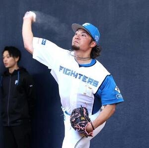 ブルペンで投球する日本ハム伊藤(撮影･黒川智章)