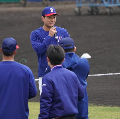 練習開始前、ナインに話をする石伊(奥)(撮影･森本幸一)