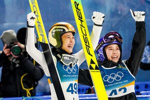 ジャンプ女子ノーマルヒル　銅メダルの丸山希(左)を祝福する高梨沙羅(AP)