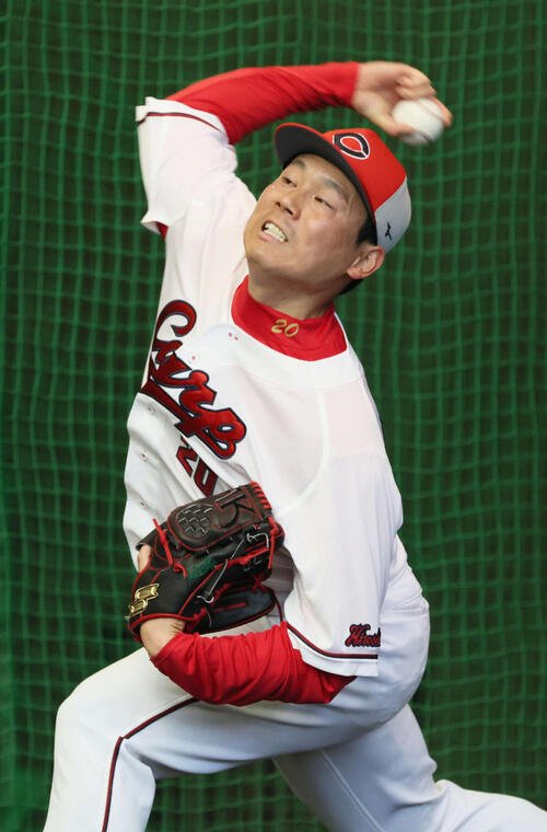 3日、ブルペンで投げる広島栗林