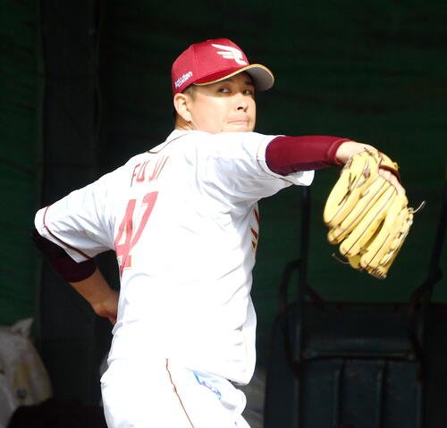 ブルペンで投げ込む楽天藤井(撮影･山田愛斗)